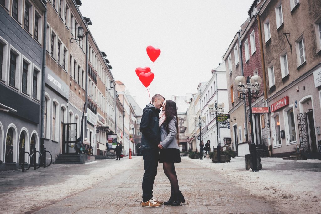 2 people kissing in street